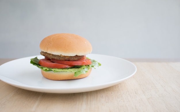 Primer plano de Hamberger, es comida chatarra puesta en woodentable en el patio de comidas