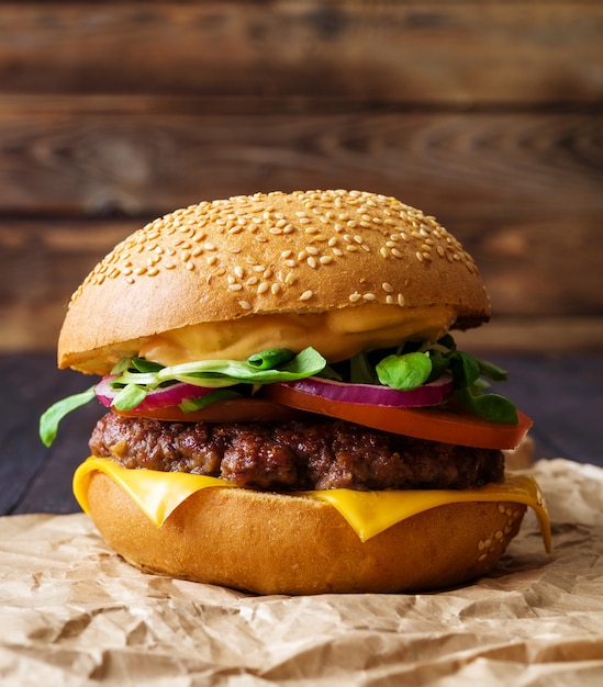 Primer plano de una hamburguesa casera en madera