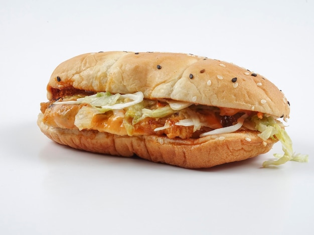 Foto primer plano de una hamburguesa contra un fondo blanco