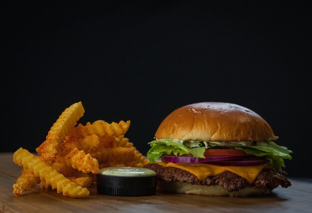 Primer plano de una hamburguesa contra un fondo negro