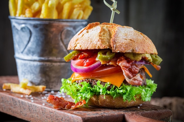 Primer plano de una hamburguesa hecha de carne y queso