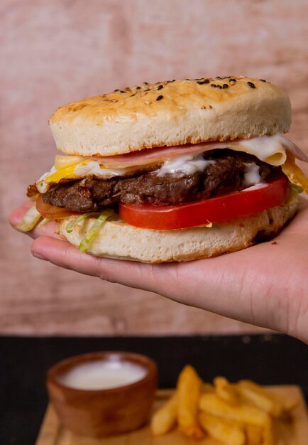 Foto primer plano de una hamburguesa en la mano