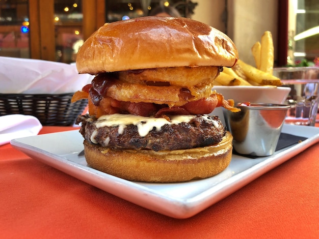 Primer plano de una hamburguesa en la mesa de un restaurante