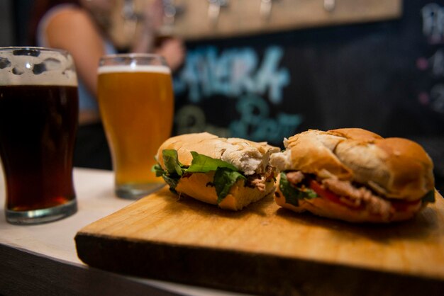 Foto primer plano de una hamburguesa en la mesa de un restaurante