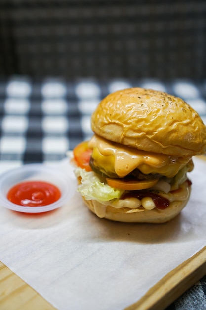 Foto primer plano de la hamburguesa en la mesa