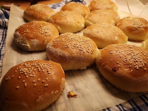 Primer plano de la hamburguesa en la mesa