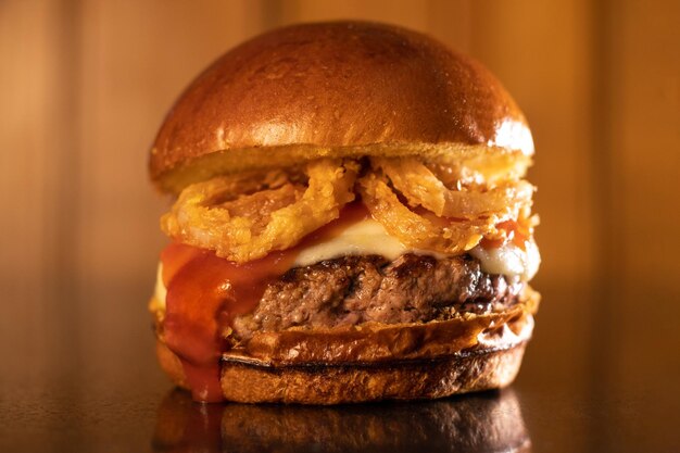 Foto primer plano de la hamburguesa en la mesa