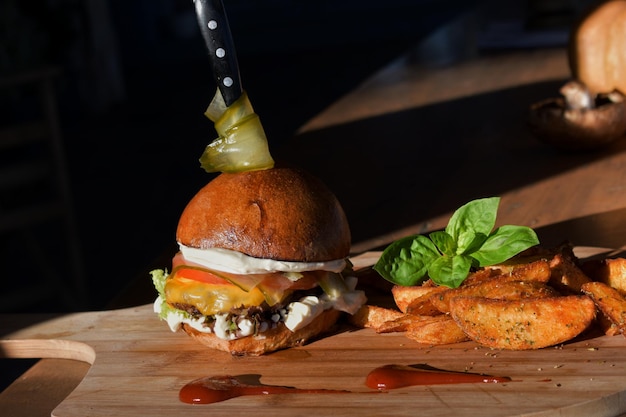 Foto primer plano de la hamburguesa en la mesa