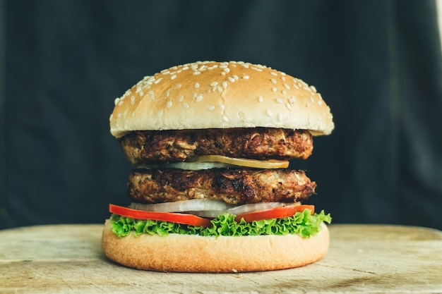 Primer plano de la hamburguesa en la mesa