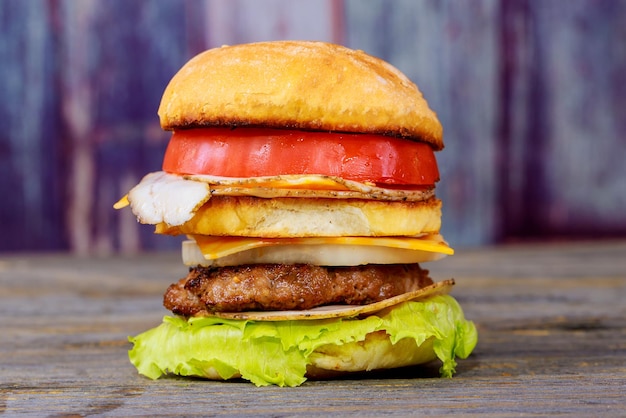 Foto primer plano de la hamburguesa en la mesa