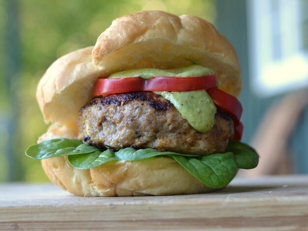 Foto primer plano de la hamburguesa en la mesa