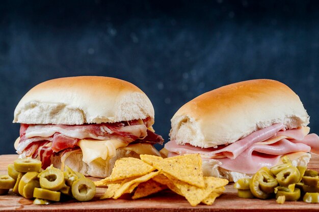 Foto primer plano de la hamburguesa en la mesa