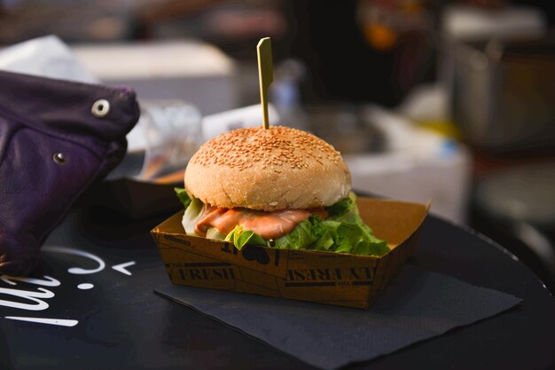 Foto primer plano de la hamburguesa en la mesa