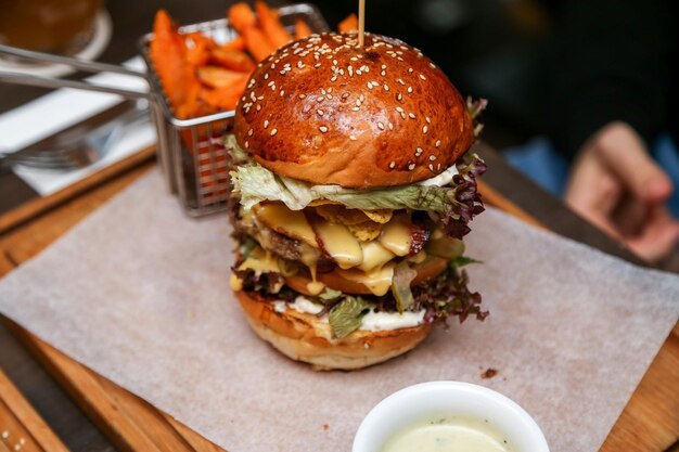 Foto primer plano de la hamburguesa en la mesa