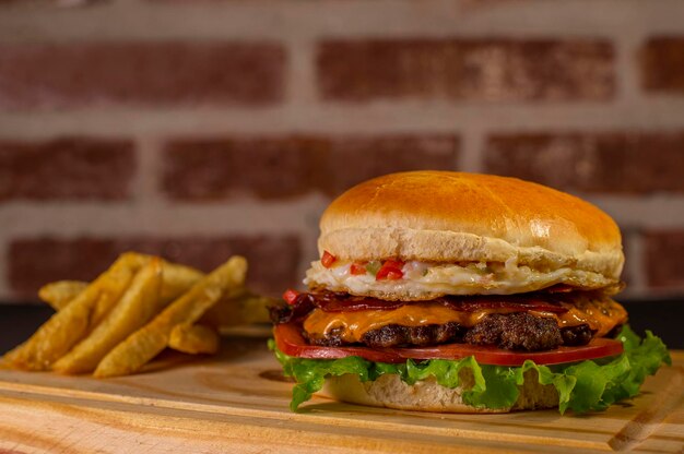 Foto primer plano de la hamburguesa en la mesa