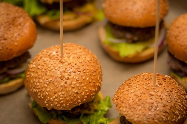 Foto primer plano de la hamburguesa en la mesa