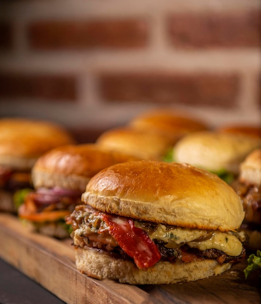 Primer plano de la hamburguesa en la mesa