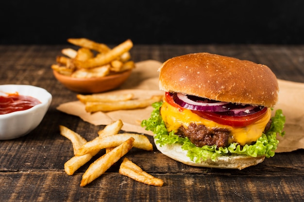 Primer plano de hamburguesa con papas fritas