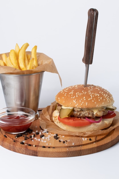 Primer plano de una hamburguesa con papas fritas