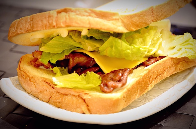 Foto primer plano de una hamburguesa en un plato sobre la mesa