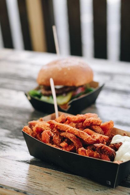 Foto primer plano de una hamburguesa en un plato sobre la mesa