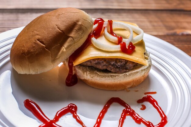 Foto primer plano de una hamburguesa en un plato sobre la mesa