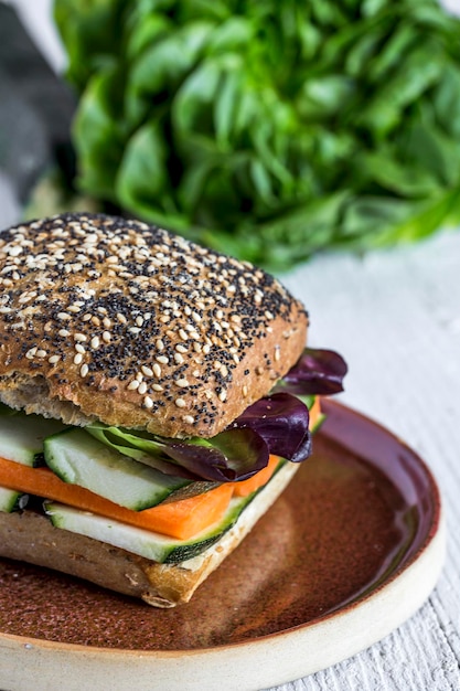 Foto primer plano de una hamburguesa en el plato