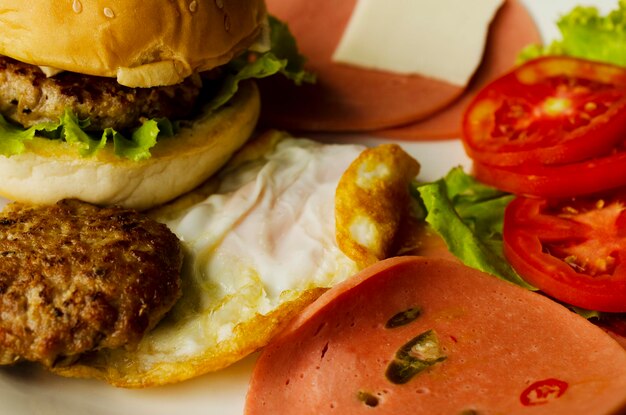 Foto primer plano de una hamburguesa en el plato