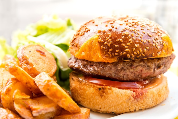Primer plano de una hamburguesa en el plato