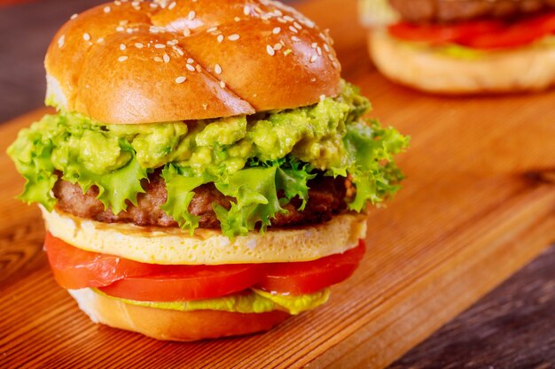 Foto primer plano de una hamburguesa en el plato