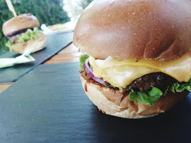 Foto primer plano de una hamburguesa en el plato