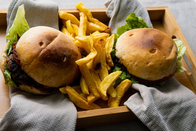 Foto primer plano de una hamburguesa en el plato