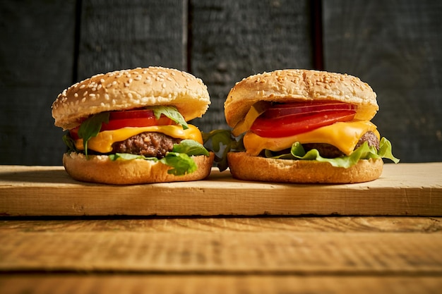 Foto primer plano de una hamburguesa con queso en la mesa