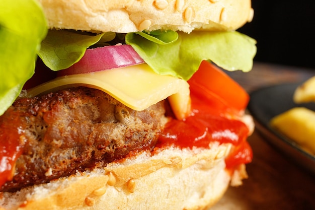 Primer plano de hamburguesa sabrosa Hamburguesa con tomates cebollas verdes y carne