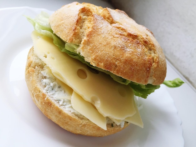 Primer plano de una hamburguesa servida en la mesa
