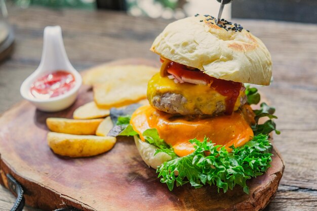 Foto primer plano de una hamburguesa en la tabla de cortar