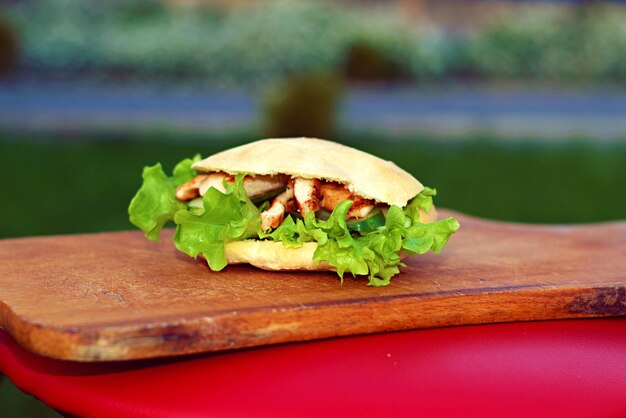 Foto primer plano de una hamburguesa en la tabla de cortar