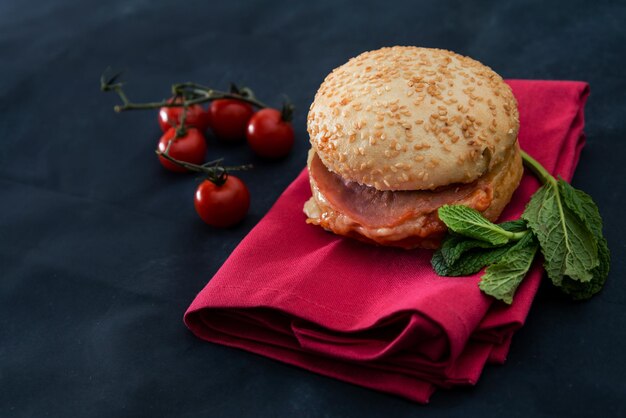 Foto primer plano de una hamburguesa en textil