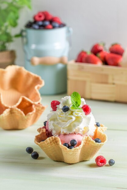 Primer plano de helado con bayas y crema batida