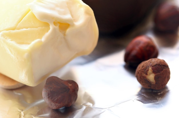 Primer plano de helado de chocolate con avellanas