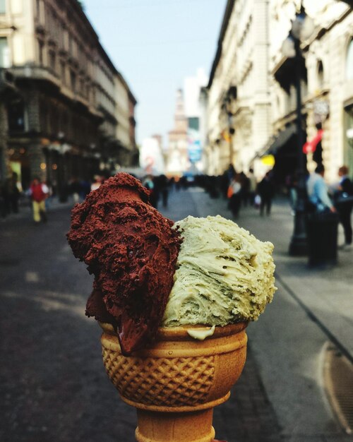 Foto primer plano de helado contra la calle