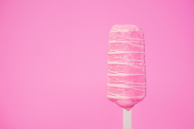 Foto primer plano de un helado contra un fondo rosado