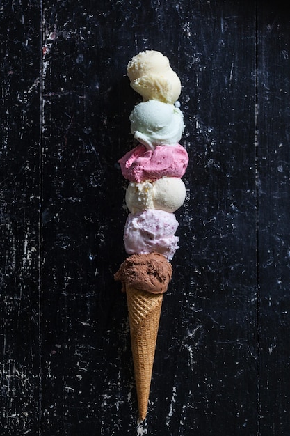 Primer plano de helado contra la pared negra