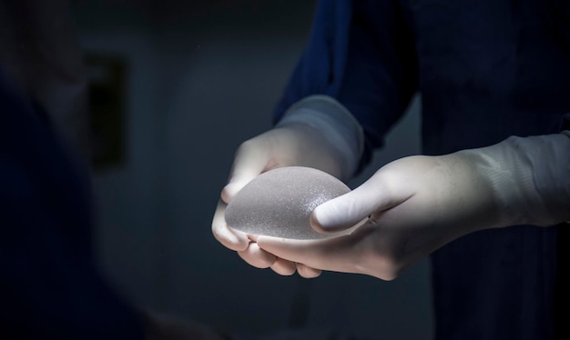 Primer plano de un helado en la mano