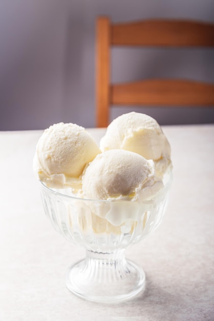 Primer plano de helado en la mesa