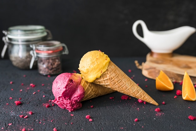 Primer plano de helado en la mesa