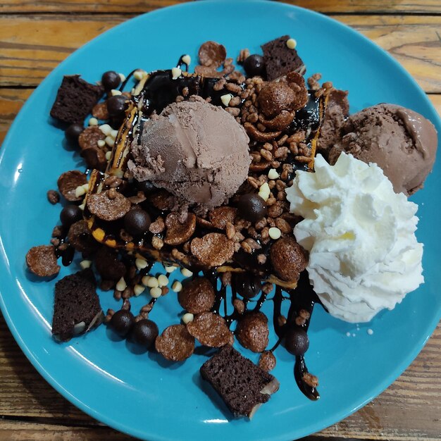 Foto primer plano de helado en un plato sobre la mesa