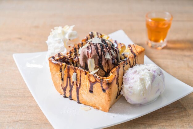 Primer plano de helado en un plato sobre la mesa