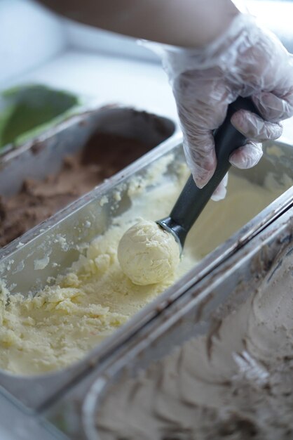 Foto primer plano de un helado que se extrae a mano