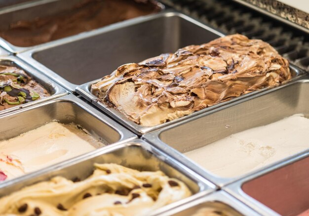 Primer plano de helado en un recipiente en el salón